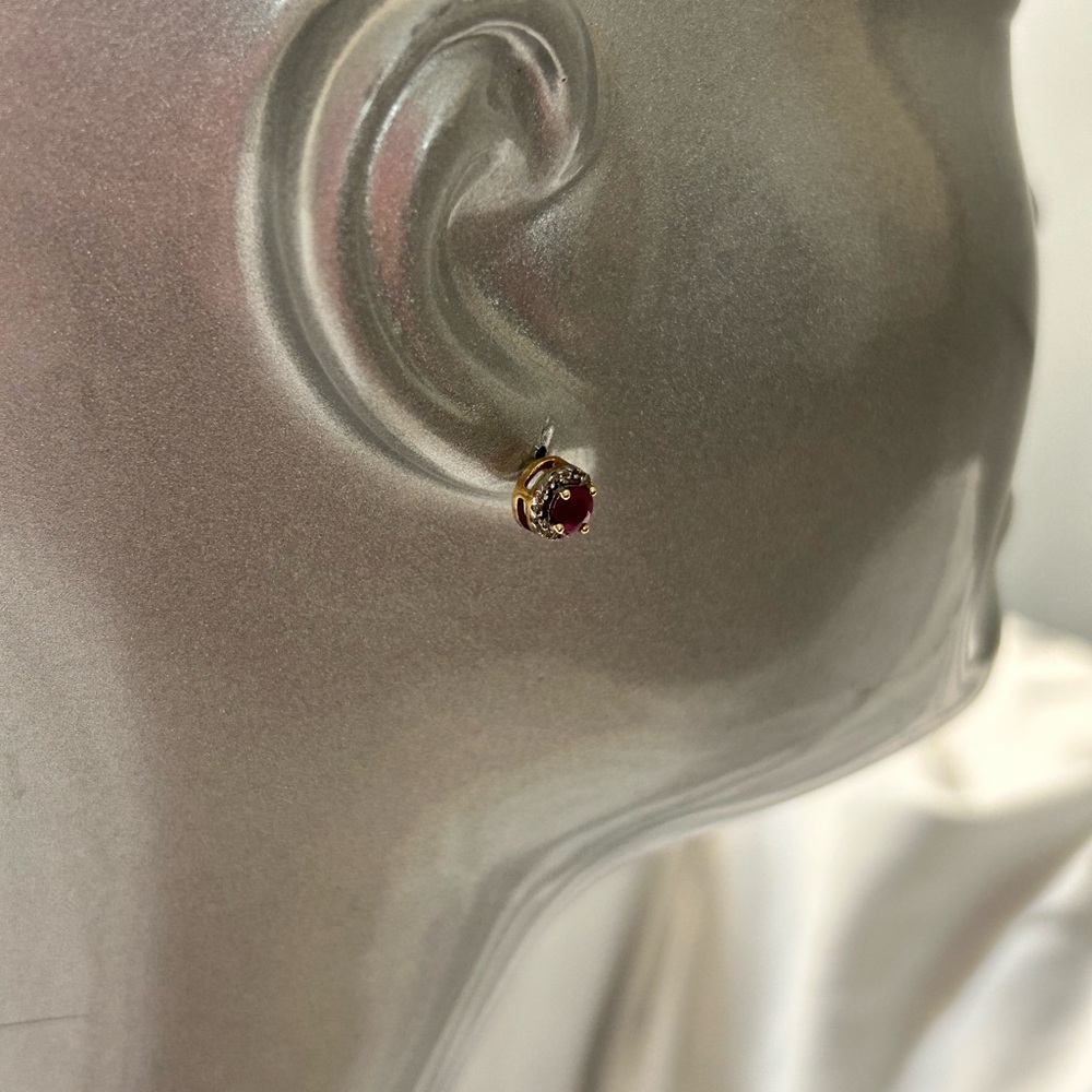 Elegant 10k yellow Gold Ruby and diamonds Stud Earrings